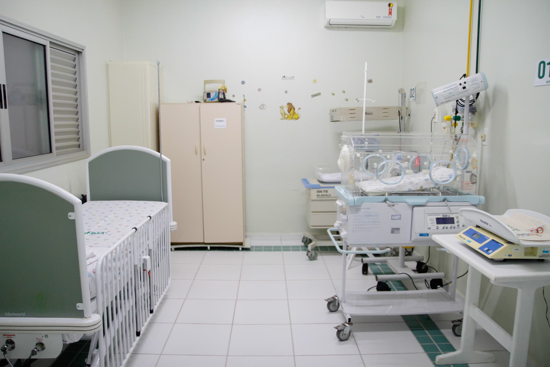 Sala de pediatria com incubadora
